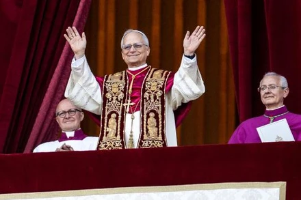 Tân Giáo hoàng Leo XIV ra mắt các tín đồ tại ban công chính của Vương cung thánh đường Thánh Peter, ngày 8/5/2025. (Ảnh: THX)