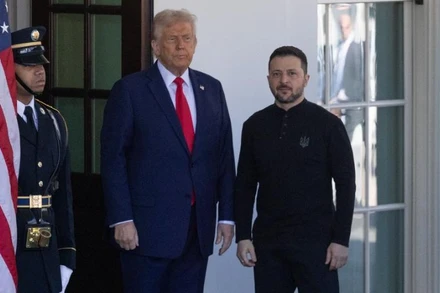 Tổng thống Hoa Kỳ Donald Trump đón Tổng thống Ukraine Volodymyr Zelensky tại Nhà trắng ở Washington, D.C., Hoa Kỳ, ngày 28/2/2025. (Ảnh: Xinhua) 