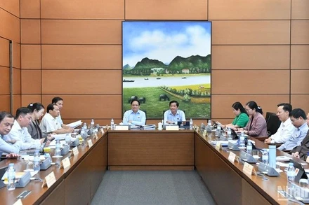 Quang cảnh buổi họp tại tổ, sáng 24/10 của Đoàn đại biểu Quốc hội các tỉnh Điện Biên, Bình Định, Vĩnh Long và thành phố Cần Thơ. (Ảnh: ĐĂNG KHOA)