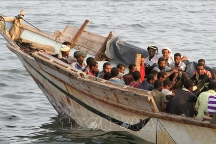Người di cư lên tàu ở cảng Aden, Yemen để trở về Somalia. (Ảnh minh họa: AFP/TTXVN)