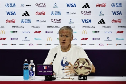 Huấn luyện viên tuyển Pháp Didier Deschamps trong buổi họp báo trước trận bán kết với Maroc. (Ảnh: Reuters)