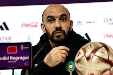 Huấn luyện viên Maroc Walid Regragui trong buổi họp báo. (Ảnh: Reuters)