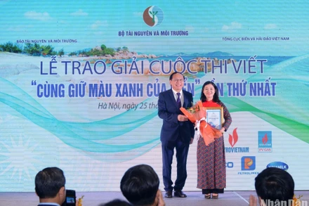 Thứ trưởng Bộ Tài nguyên và Môi trường Lê Công Thành trao giải nhất cho tác giả Mai Lữ, Báo Nhân Dân.