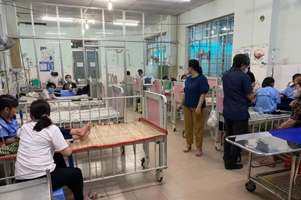 Các em có dấu hiệu bị ngộ độc được các bác sĩ theo dõi tại bệnh viện.