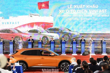 [Ảnh] Thủ tướng chứng kiến ô-tô điện thương hiệu Việt Nam lần đầu tiến ra thế giới