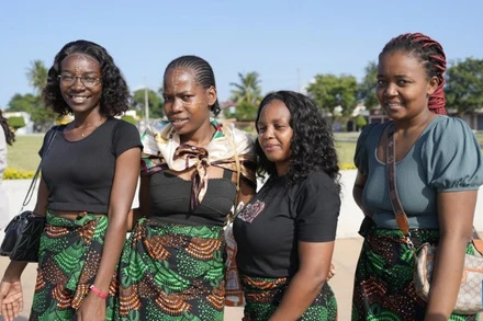 Phụ nữ Mozambique tạo dáng chụp ảnh tại Quảng trường Anh hùng ở Maputo, Mozambique, nhân Ngày Phụ nữ quốc gia Mozambique, ngày 7/4/2025. (Ảnh minh họa: Xinhua) 