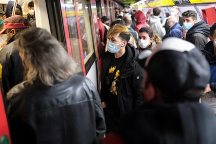 Hành khách đeo khẩu trang tại 1 ga tàu điện ngầm ở Barcelona, Tây Ban Nha. (Ảnh: Reuters)