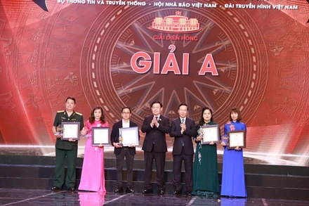 Chủ tịch nước Võ Văn Thưởng và Chủ tịch Quốc hội Vương Đình Huệ trao giải A cho các tác giả. (Ảnh: HOÀI NAM)