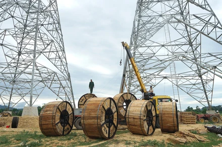 Các nhà thầu, đơn vị thi công đang tập trung nhân lực, máy móc thi công, gấp rút hoàn thiện các hạng mục để dự án đạt tiến độ đề ra. (Ảnh: TRUNG HƯNG)