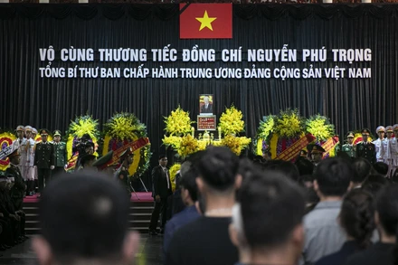 Người nước ngoài tỏ lòng thành kính với Tổng Bí thư Nguyễn Phú Trọng 