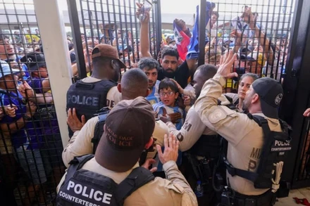 Người hâm mộ đổ xô đến cổng sân vận động Hard Rock trước trận chung kết Copa America giữa Argentina và Colombia tại Florida, Miami, Mỹ, ngày 15/7/2024. (Ảnh: USA TODAY/Reuters)