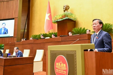 Chủ nhiệm Ủy ban Kinh tế và Tài chính của Quốc hội Phan Văn Mãi trình bày báo cáo.