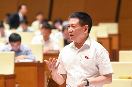 Bộ trưởng Tài chính Hồ Đức Phớc trả lời chất vấn của các đại biểu Quốc hội. (Ảnh: DUY LINH) 