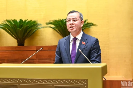 Tổng Kiểm toán nhà nước Ngô Văn Tuấn trình bày Báo cáo về việc thực hiện một số nghị quyết của Quốc hội khóa XIV về giám sát chuyên đề, chất vấn và nghị quyết của Quốc hội về giám sát chuyên đề, chất vấn từ đầu nhiệm kỳ khóa XV đến hết Kỳ họp thứ 4. (Ảnh: DUY LINH)