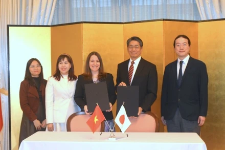 Lễ ký hợp đồng viện trợ không hoàn lại giữa Đại sứ quán Nhật Bản tại Việt Nam và tổ chức MAG Việt Nam. 