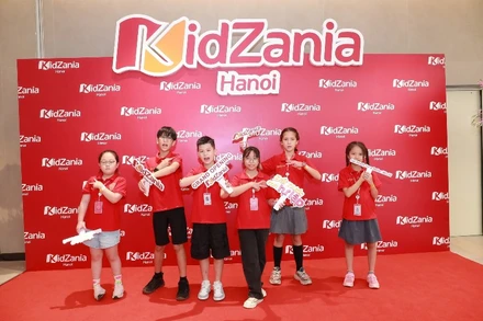 Giống như trong thế giới thực, các bạn nhỏ được làm việc và “nhận lương” dựa trên sức lao động của mình tại KidZania. (Ảnh: BTC)