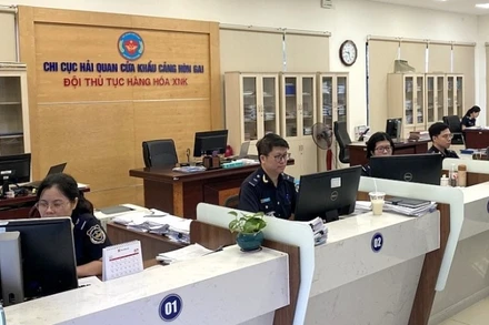 Hoạt động nghiệp vụ tại Chi cục Hải quan cửa khẩu cảng Hòn Gai.