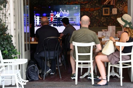 Khán giả xem nội dung thi đấu môn boxing tại Olympic Paris 2024 trong một quán cà phê ở Paris, Pháp. (Ảnh: Reuters)