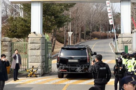 Xe của lực lượng an ninh Phủ Tổng thống tới Trung tâm giam giữ Seoul, Hàn Quốc, ngày 7/5/2025. (Ảnh: Yonhap/TTXVN)