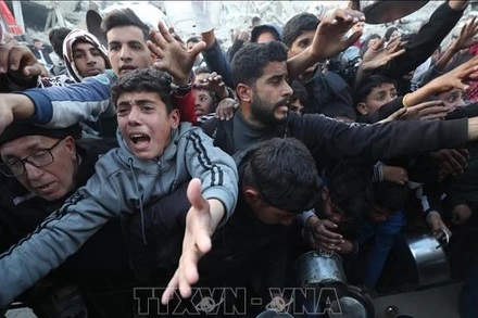 Người dân chờ được phát thực phẩm cứu trợ tại Gaza ngày 4/3/2025. (Ảnh: THX/TTXVN)