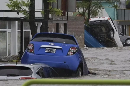 Ít nhất 10 người đã thiệt mạng sau khi một cơn bão lớn đổ bộ thành phố cảng Bahia Blanca, gây mưa lớn và ngập lụt nghiêm trọng. (Ảnh: AFP/TTXVN)