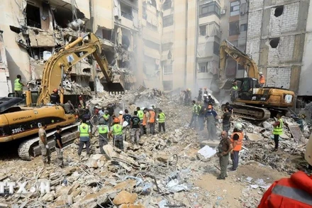 Lực lượng cứu hộ dọn dẹp đống đổ nát sau cuộc tập kích của Israel tại Beirut, Liban. (Ảnh: THX/TTXVN)