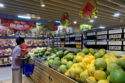 Các loại trái cây bày bán trong dịp Tết Nguyên đán 2023. (Ảnh: TTXVN)