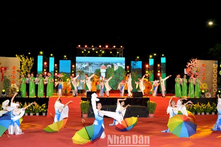 Biểu diễn chương trình nghệ thuật “Mừng Đảng-Mừng Xuân Quý Mão 2023” tại Quảng trường Nguyễn Tất Thành.