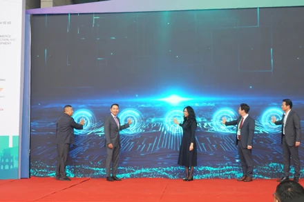 Các đại biểu thực hiện nghi thức khai mạc diễn đàn Kết nối và phát triển thương mại điện tử 2024. (Ảnh: TRUNG HƯNG) 