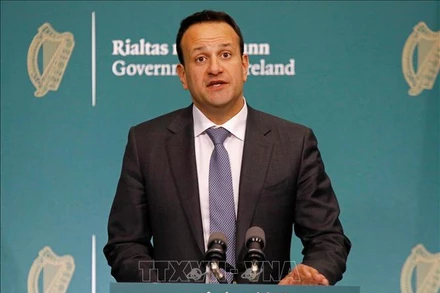 Thủ tướng Ireland Leo Varadkar trong cuộc họp báo tại Dublin ngày 10/4/2020. (Ảnh: AFP/TTXVN)