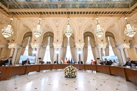 Thủ tướng Hungary Viktor Orban, Tổng thống Azerbaijan Ilham Aliyev, Tổng thống Romania Klaus Iohannis, Thủ tướng Romania Nicolae Ciuca, Chủ tịch Ủy ban châu Âu Ursula von der Leyen và Thủ tướng Gruzia Irakli Garibashvili tại lễ ký ở Bucharest, Romania, ngày 17/12/2022. (Ảnh: AFP/TTXVN)