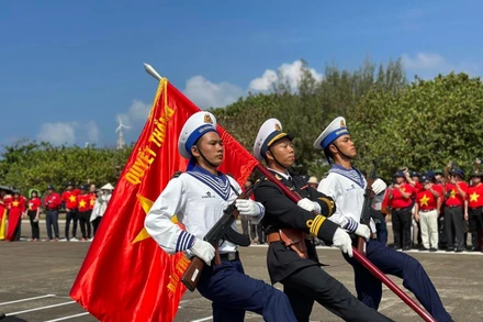 Duyệt đội ngũ trước cột mốc chủ quyền trên đảo Trường Sa. (Ảnh: T.G)