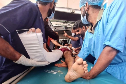 Một người bị thương được đưa đi cấp cứu sau vụ tai nạn, ngày 16/8/2022. (Ảnh: Reuters)