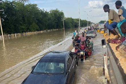 Người dân ở Maiduguri, phía bắc bang Borno, Nigeria, di tản trước ảnh hưởng của lũ lụt, ngày 15/9/2024. (Ảnh: Reuters) 