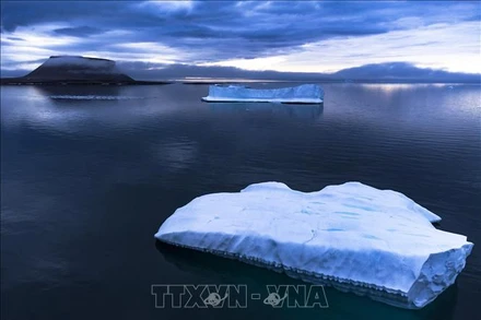 Băng trôi trên Vịnh Baffin ở gần Pituffik, Greenland, ngày 20/7/2022. (Ảnh: AFP/TTXVN)