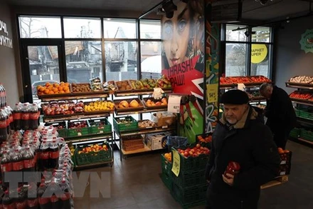 Một cửa thực phẩm gần những ngôi nhà đổ nát ở Irpin, gần thủ đô Kiev, Ukraine, ngày 8/1/2023. (Ảnh: Yonhap/TTXVN)