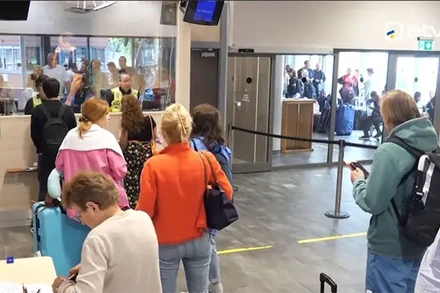 Người dân xếp hàng tại trạm kiểm soát biên giới Narva, Estonia. (Ảnh: ERR News)