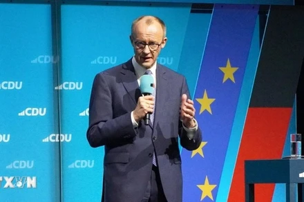 Lãnh đạo đảng Liên minh Dân chủ/Xã hội Cơ đốc giáo (CDU/CSU) Đức Friedrich Merz phát biểu vận động cử tri trước cuộc bầu cử Quốc hội tại Berlin, ngày 23/2/2025. (Ảnh: Kyodo/TTXVN)