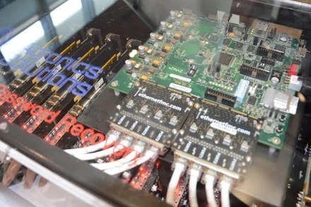 Giới thiệu bo vi mạch bán dẫn tại Ngày Vi mạch bán dẫn Đà Nẵng năm 2024. (Ảnh minh họa: TTXVN)