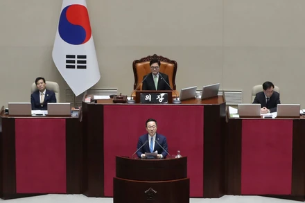 Quốc hội Hàn Quốc họp bỏ phiếu về việc luận tội quyền Tổng thống Han Duck Soo, tại Seoul ngày 27/12/2024. (Ảnh: THX/TTXVN)