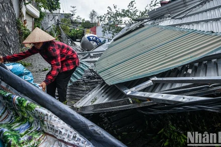 Người dân Quảng Ninh khẩn trương khắc phục hậu quả sau bão số 3. (Ảnh: THÀNH ĐẠT)