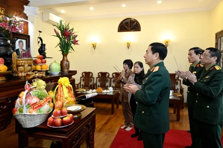 Đại tướng Phan Văn Giang dâng hương tưởng nhớ đồng chí Thượng tướng Lê Khả Phiêu, nguyên Tổng Bí thư, nguyên Chủ nhiệm Tổng cục Chính trị Quân đội nhân dân Việt Nam. (Ảnh: qdnd.vn)