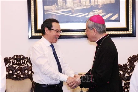 Đồng chí Nguyễn Văn Nên (trái), Ủy viên Bộ Chính trị, Bí thư Thành ủy Thành phố Hồ Chí Minh chúc mừng Tổng Giám mục Nguyễn Năng, Tổng Giám mục Tổng Giáo phận Thành phố Hồ Chí Minh, Chủ tịch Hội đồng Giám mục Việt Nam nhân dịp Giáng sinh 2022 và năm mới 2023. (Ảnh: TTXVN)