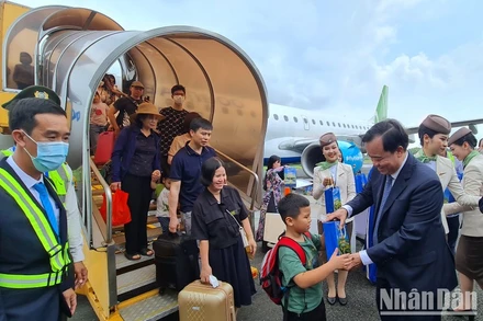 Ngành dịch vụ ghi nhận tốc độ tăng trưởng mạnh trong tháng 4/2023, phần lớn được thúc đẩy bởi sự mở rộng của các dịch vụ du lịch, lưu trú và nhà hàng. (Ảnh minh họa: HỮU TÙNG)