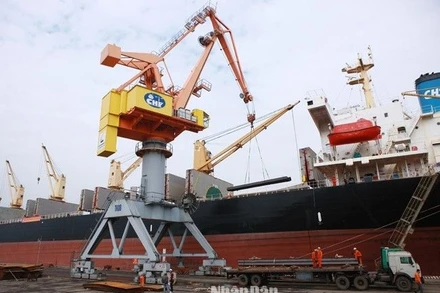 Bốc xếp hàng hóa tại Cảng Hải Phòng. (Ảnh: LÂM KHÁNH)