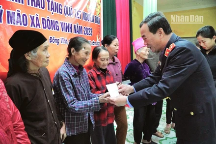 Tặng quà Tết cho người nghèo, gia đình chính sách tỉnh Thái Bình. (Ảnh minh họa: MAI TÚ)