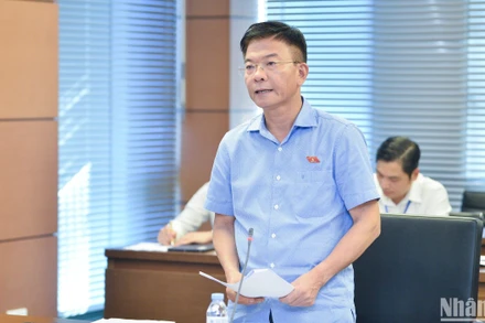 Bộ trưởng Tư pháp Lê Thành Long phát biểu thảo luận tại Tổ 5. (Ảnh: THỦY NGUYÊN) 