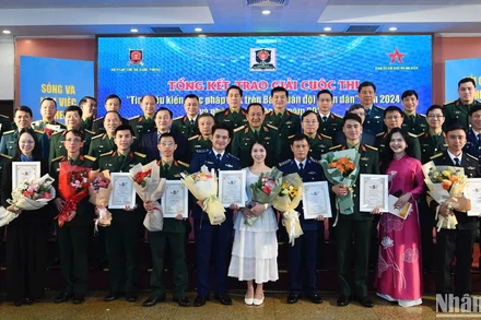 Các đại biểu cùng các tập thể, cá nhân đoạt giải cuộc thi năm 2024. (Ảnh: TUẤN HUY) 