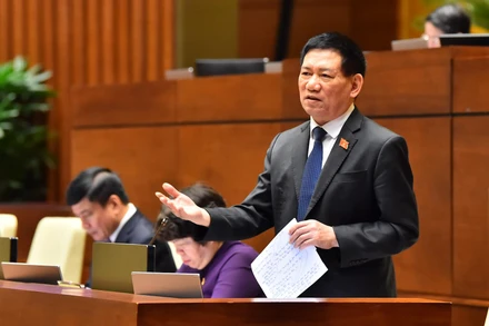 Bộ trưởng Tài chính Hồ Đức Phớc giải trình vấn đề đại biểu Quốc hội nêu. Ảnh: THỦY NGUYÊN