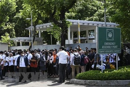 Người dân sơ tán ra khỏi các tòa nhà để tránh dư chấn động đất tại Jakarta, Indonesia ngày 21/11. (Ảnh: THX/TTXVN)